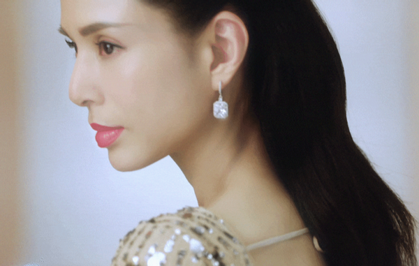 54岁李若彤曝大片,皮肤白嫩眼神撩人,状态不输小2岁许晴