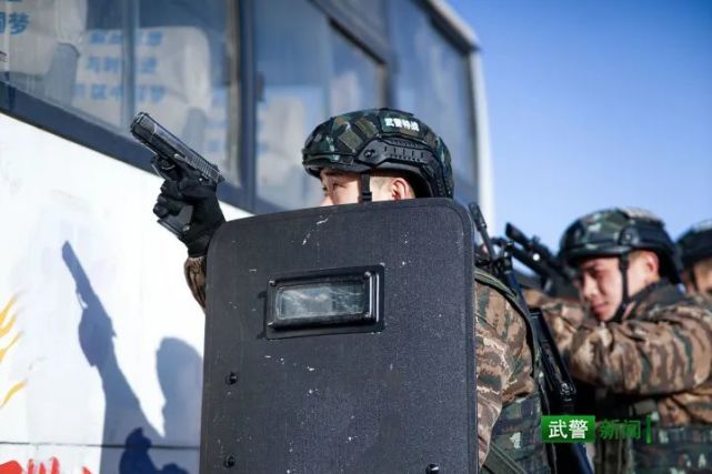 雷霆出击直击武警特战队员车辆反劫持综合演练