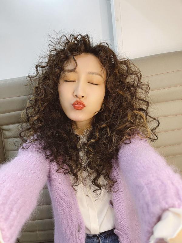 王鸥顶泡面头似金毛狮王老气发型出洋气感一般人做不到吧