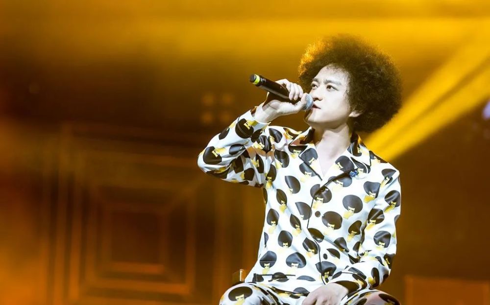 人物送阿根廷球迷赵英俊一朵小红花