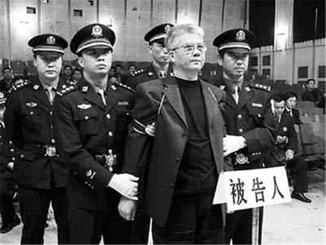 他是重庆巨贪酷爱三色贪污千万遭逮捕被执行死刑