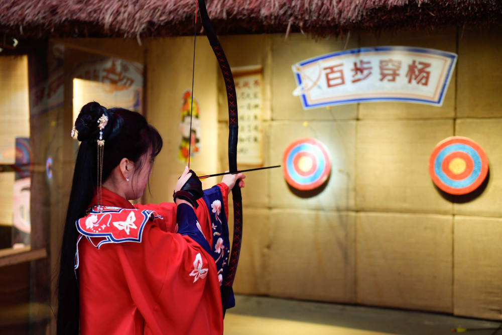 2月4日,一名身着宋朝服饰的游客在杭州宋城景区体验射箭