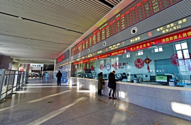 铁路本溪站小年送福温暖旅客归家路