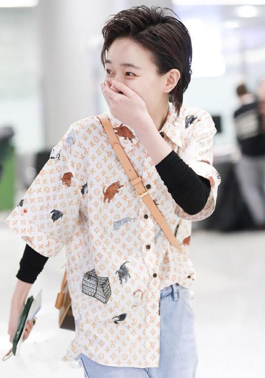 焦俊艳的中性风也太撩了!花衬衫大背头走机场,真是又a又飒