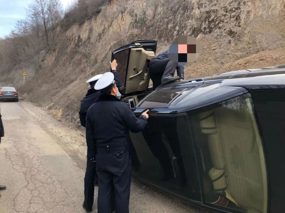 华亭交警急救一辆侧翻黑色小型轿车