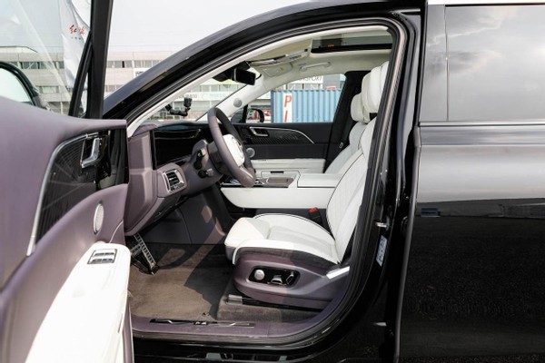 红旗终究是红旗,新车气场如"移动宫殿",却并非遥不可及