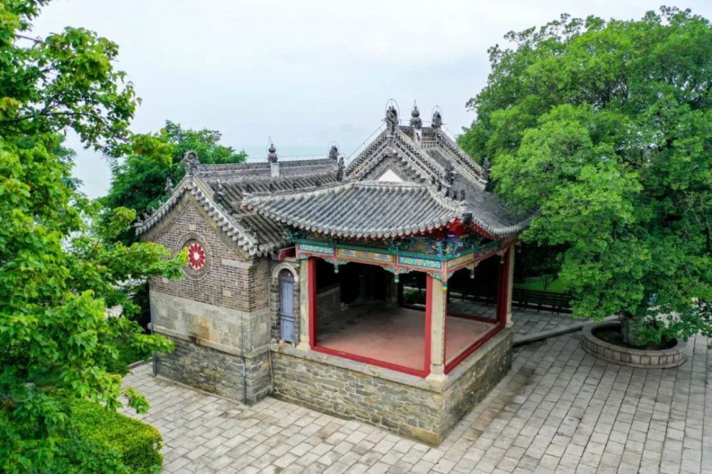 龙王庙位于海军公所西100米处,始建于明末,是刘公岛甲午战争纪念地所