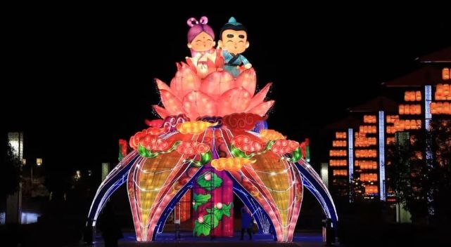 泰山大道元宵节期间更是热闹"东台西溪登上元宵晚会""东台西溪夜景""