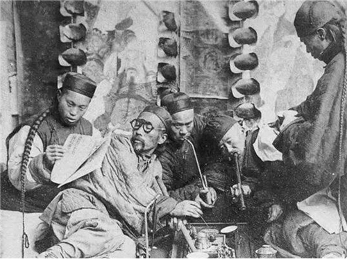 晚清鸦片馆的真实场景:男子骨瘦如柴,女子颜值出众,却任人摆布