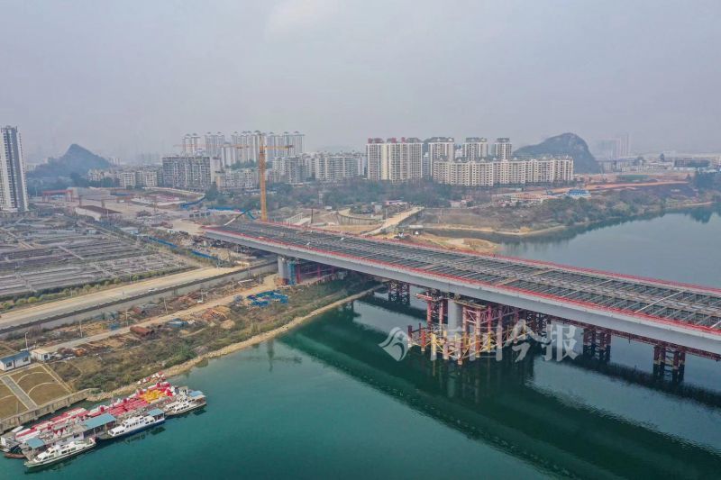 柳州凤凰岭大桥主桥贯通,国庆前或达通车条件