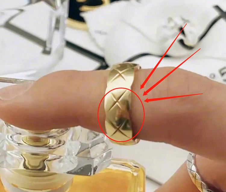 王一博晒香水照片,却因戒指上的倒影引争议,工作室回应好给力!