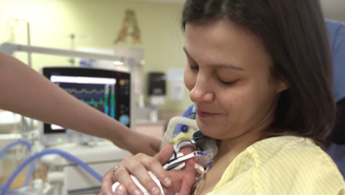 美国一"袖珍女婴",出生时仅22厘米,重280克,如今长成了女神_腾讯新闻