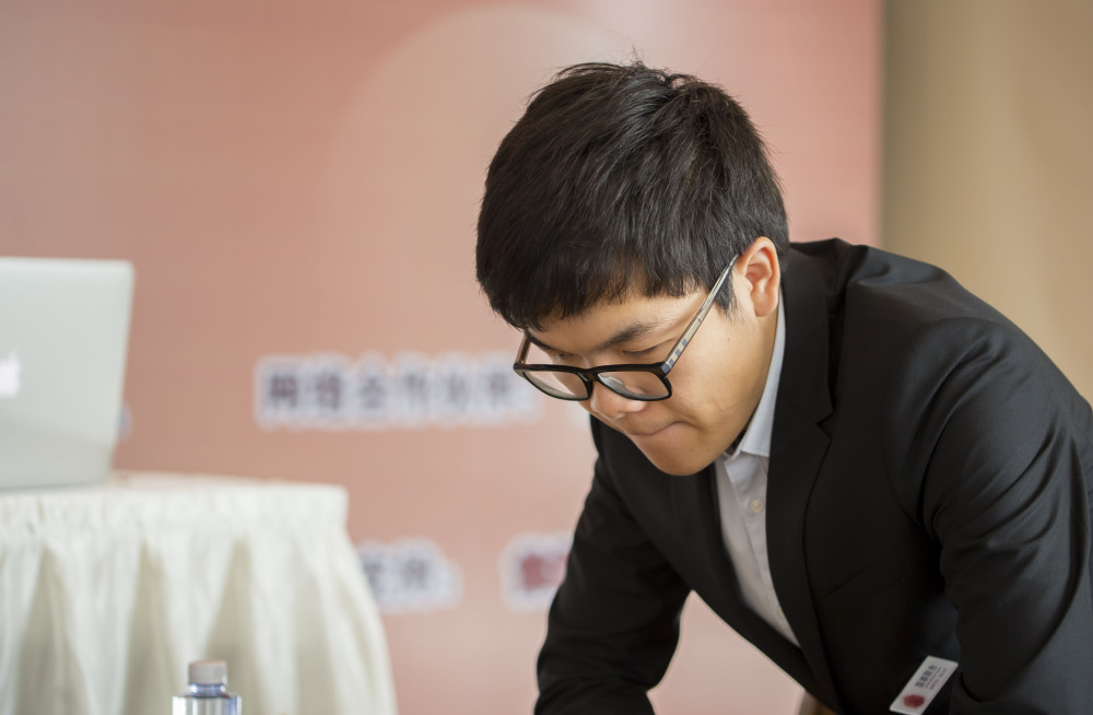 柯洁恭喜申旻埈夺冠称赞他赢得堂堂正正自己无话可说不找借口