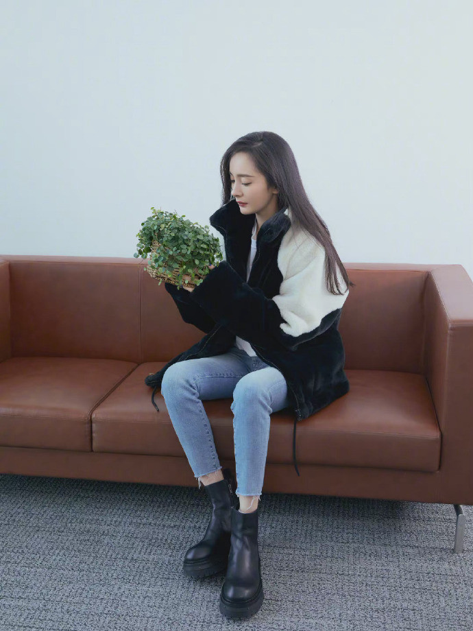被杨幂早春穿搭帅到了!毛绒外套配靴子,西装配五分裤,又酷又飒