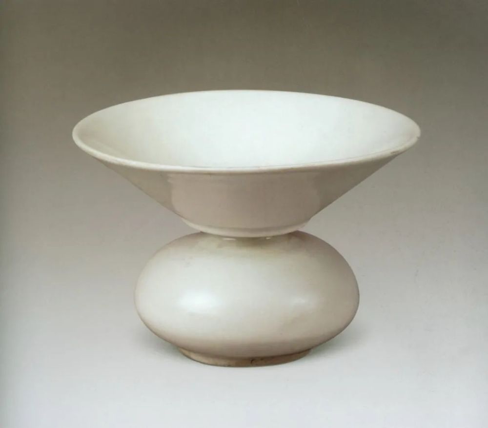 这件上海博物馆所藏唐代邢窑白釉把杯,高7.8厘米,口径10.6厘米,足径6.