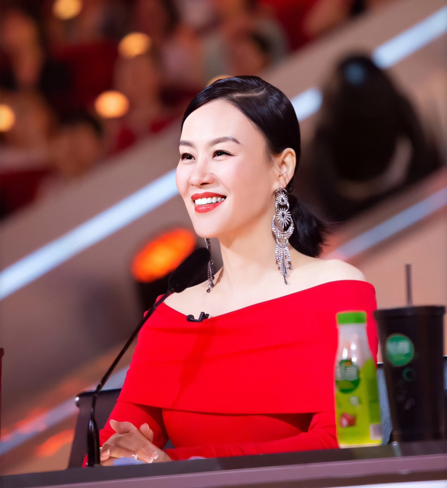 邬君梅厉害了穿一件红色的连衣裙出席活动美出新高度气质全开