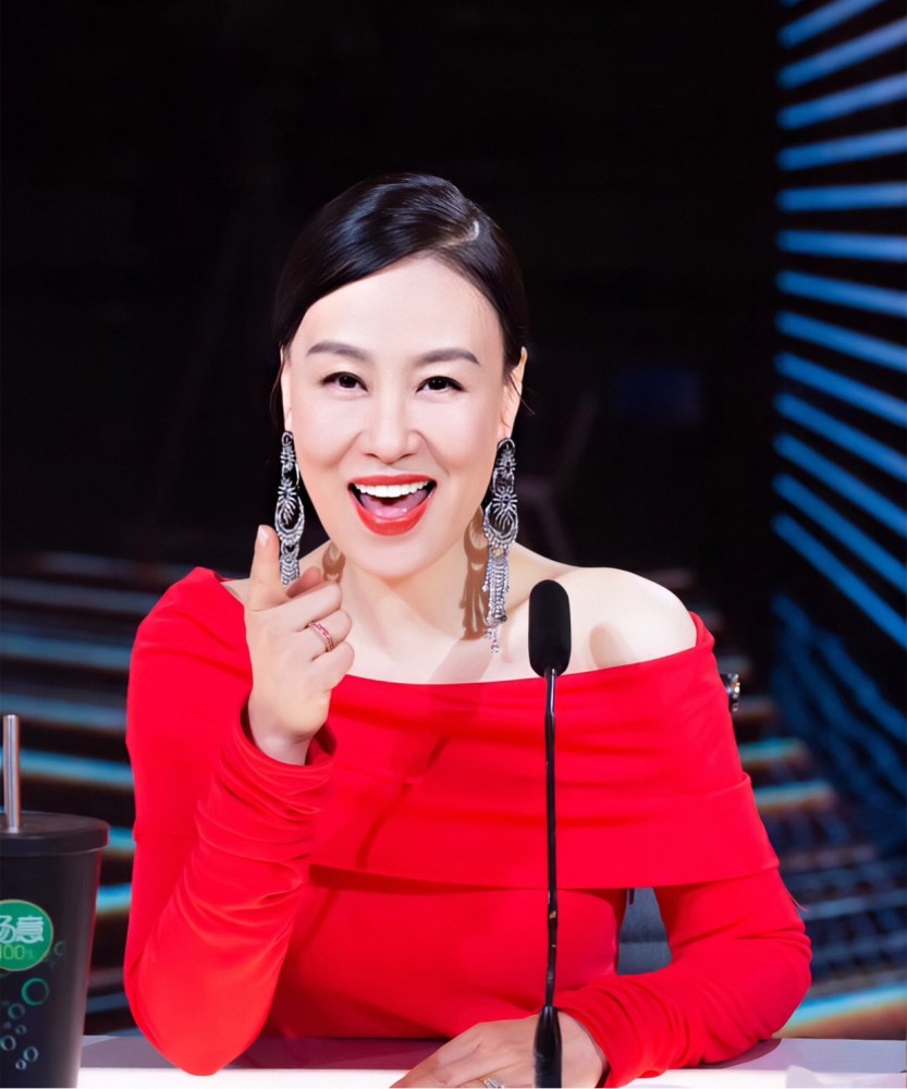 邬君梅厉害了穿一件红色的连衣裙出席活动美出新高度气质全开