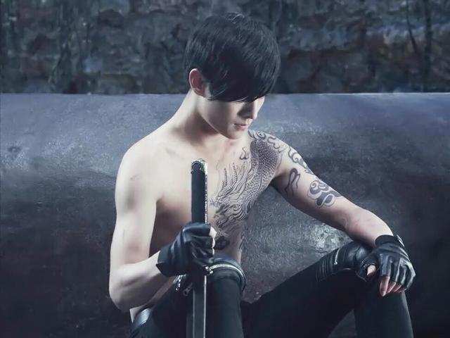 黑金古刀的来历黑金古刀是历代张家族长张起灵的随身武器,可以说是