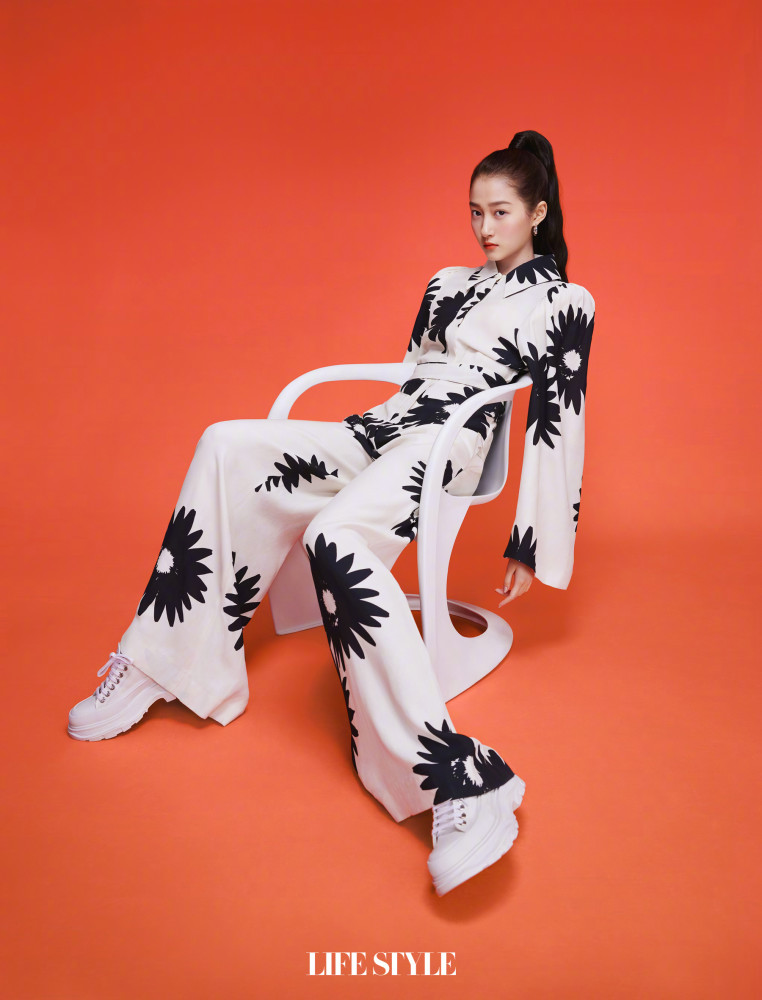 关晓彤封面大片造型惊艳气场强大时尚俏丽