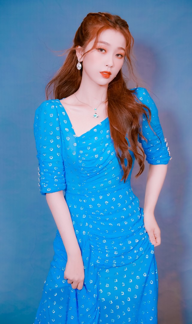 虞书欣蓝色长裙棕色头发太美啦