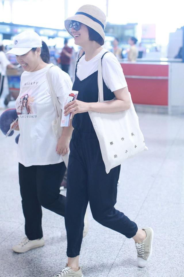 袁泉衣品太好了!穿白色t恤衫搭配背带裤简约清爽,高级减龄_腾讯新闻