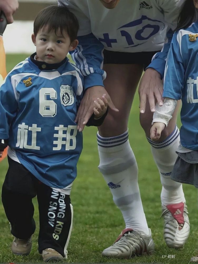 他爸当年不仅球技了得,曾经也是有名的足球帅哥,堪称"国足颜值担当".