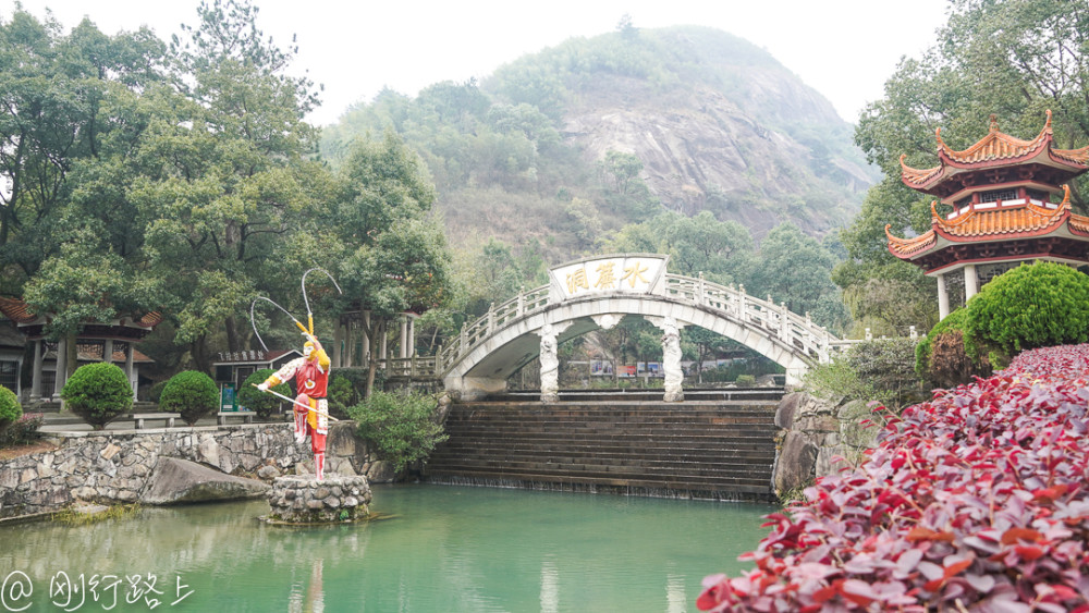 亭台楼阁在景区里随处可见，