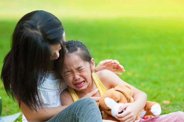 女人抱孩子哭图片图片