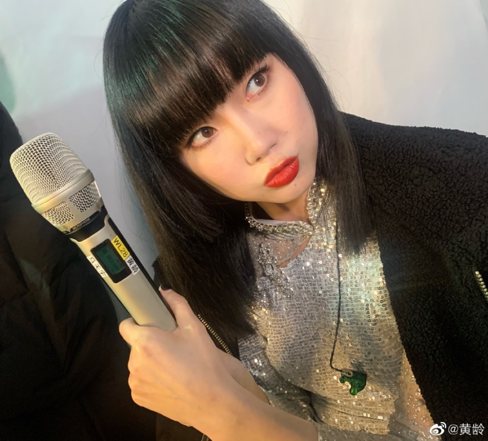 尤其是黄龄的假唱,让这次的新年晚会完美点燃网友的激情,让网友都在