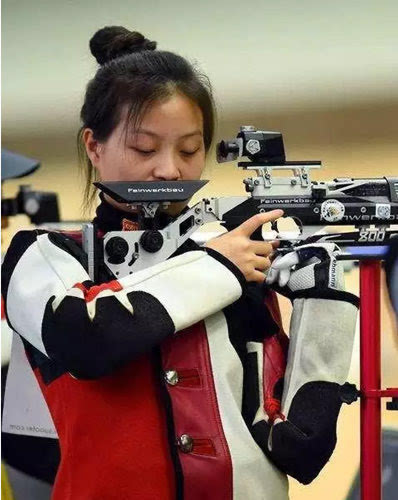 史梦瑶年少成名,早在2017年的射击世界杯印度新德里站上,当时年仅19岁