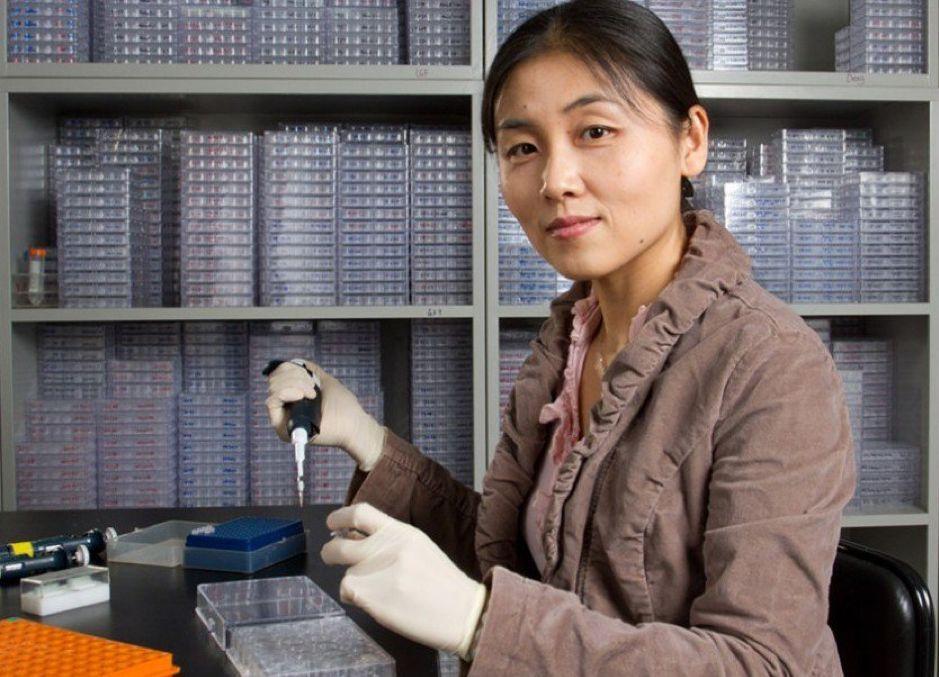 美女科学家,你能数出多少位?