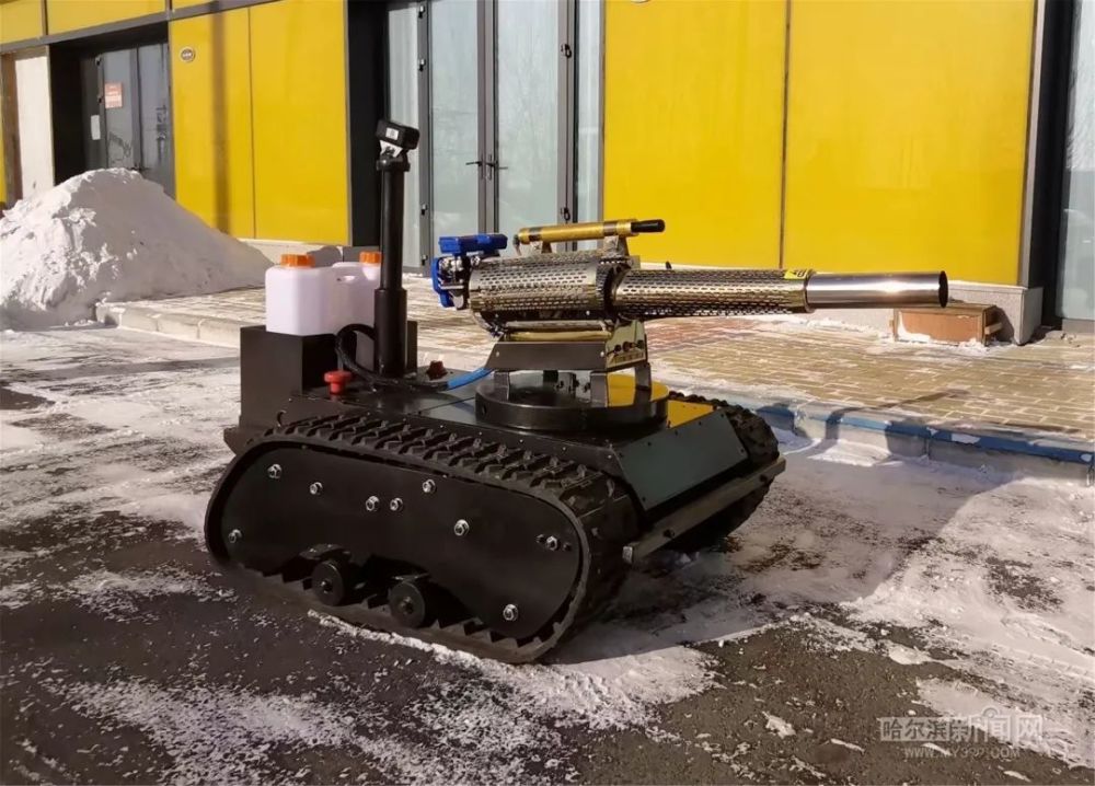 机器人由履带式平台,药箱,水雾机和手持遥控终端组成,体积小,移动速度