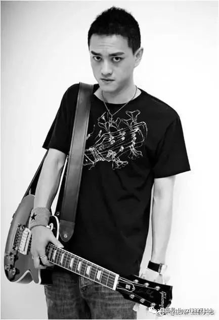 中"曹贵人"一角的陈思斯,在演唱《大王叫我来巡山》时,突然赵英俊上台