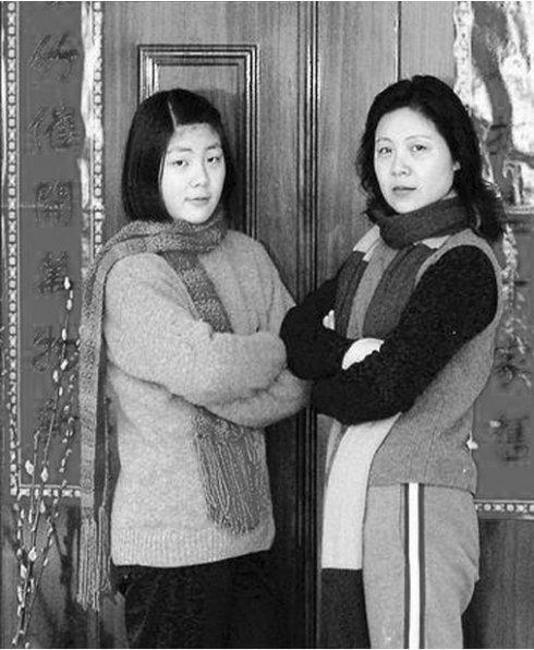 作家池莉与女儿吕亦池作家池莉对女儿吕亦池一直都十分尊重,希望女儿