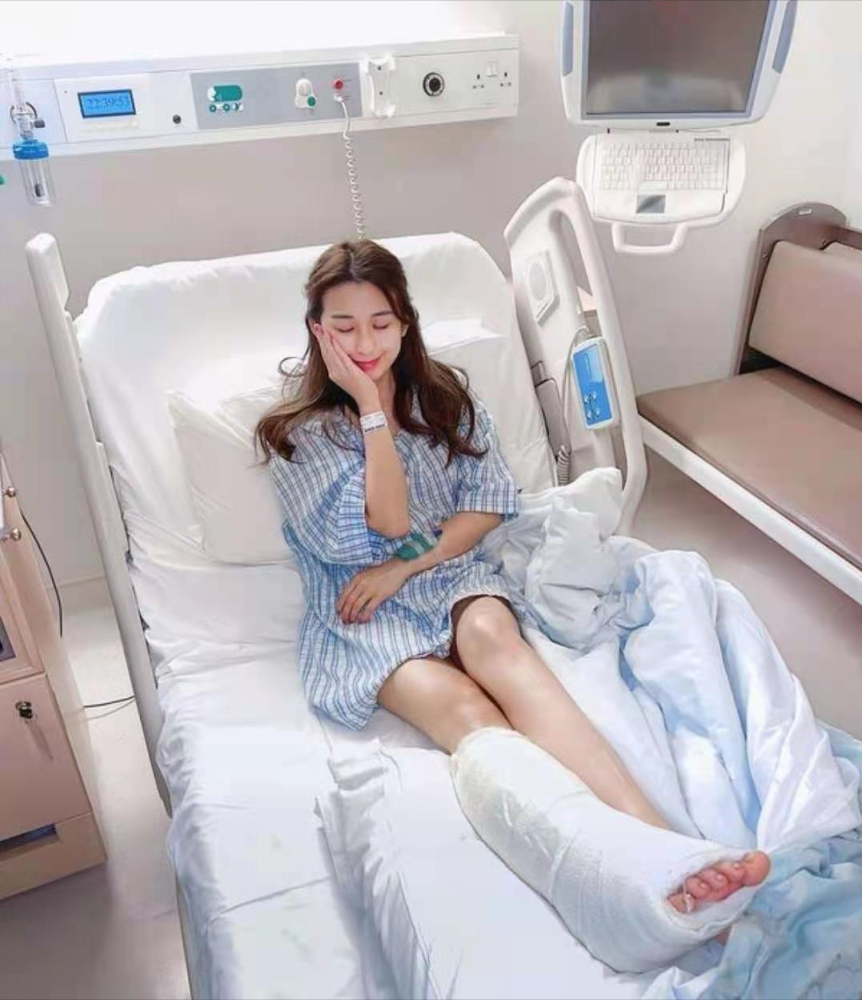 好做作!tvb落选港姐右脚韧带断裂,化淡妆比心卖萌晒医院打卡照
