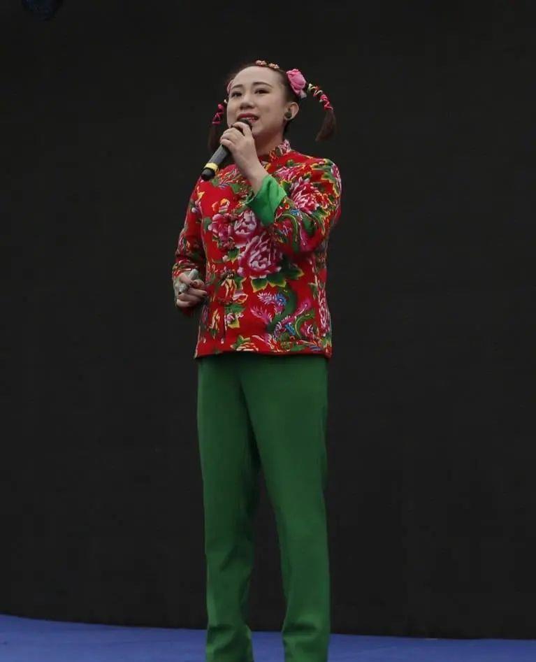 多数人的记忆里,丫蛋就是那个穿着红棉袄绿头扎两个小辫的"农村傻妞"