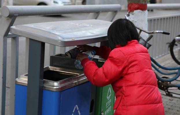 离婚爸爸路边倒垃圾,偶遇"捡破烂"女孩,转身瞬间击碎万颗心
