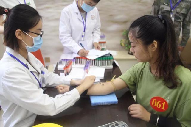 女孩们当兵前的体检,其严格程度让人"难以想象"