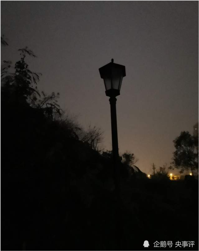 重庆江北这条路,早上7点10分左右还是黑的,路灯关得太早了