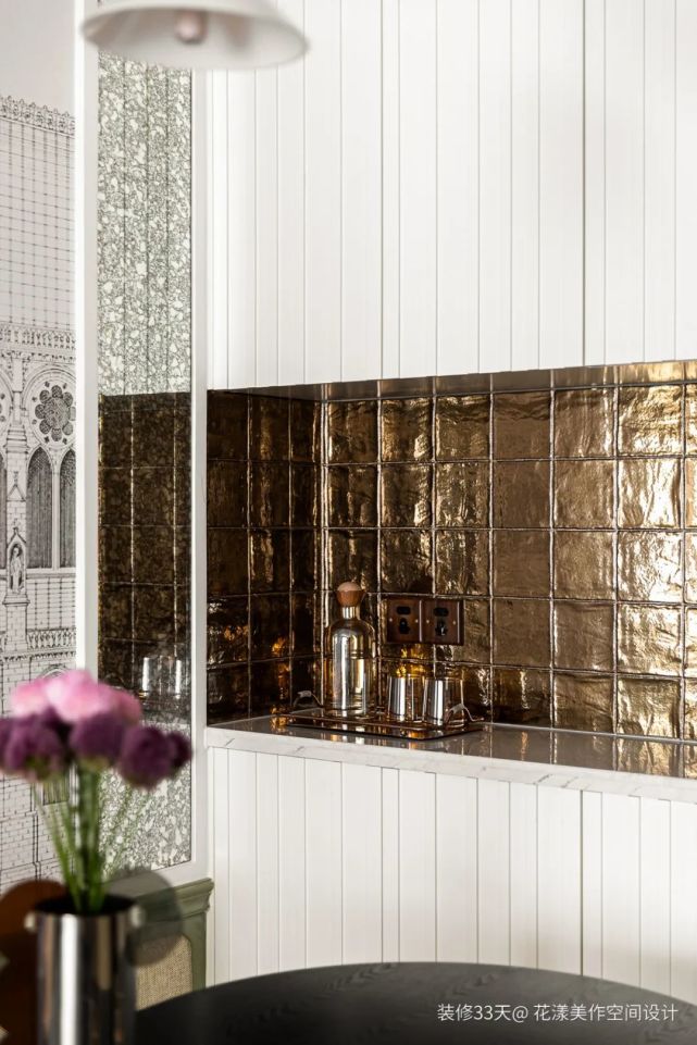 餐厅背景运用了复古镜面,肌理丰富而通透,金框装饰画成为点睛之笔