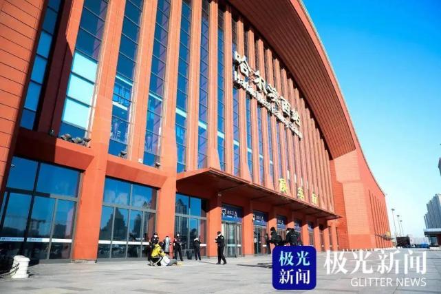 民警在朗乡站内进行疫情防控工作.哈尔滨乘警支队在列车上执勤.