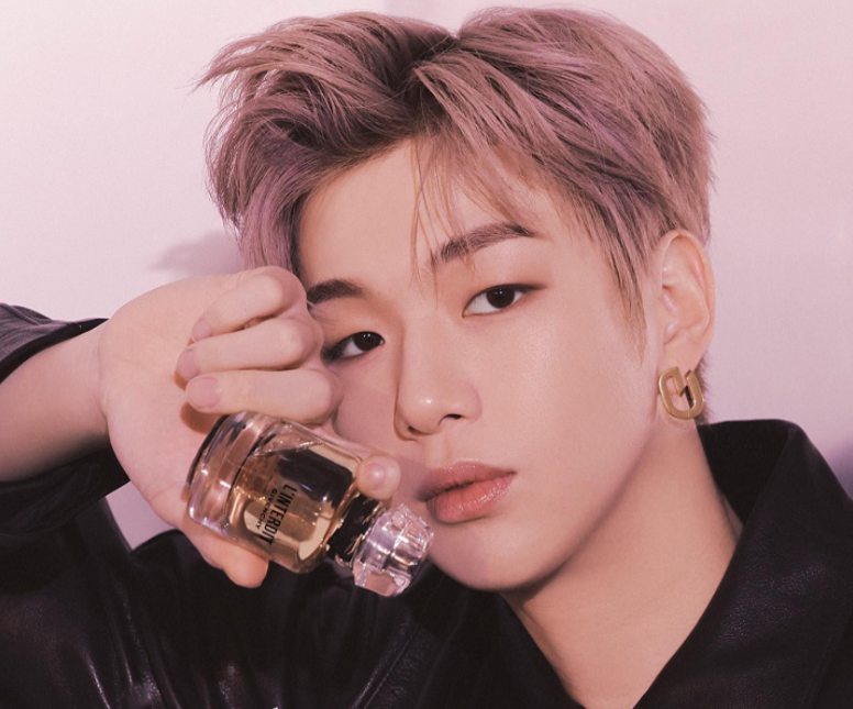 韩国歌手姜丹尼尔透露他的目标 以及他对香水的迷恋
