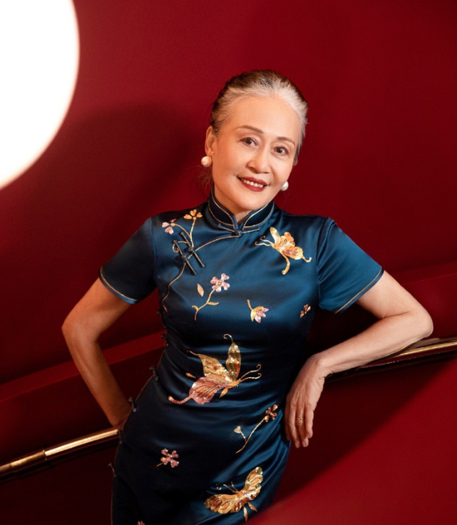 "贵妇婆婆"火了,盘发配红色旗袍高贵大气,新娘风头都被艳压