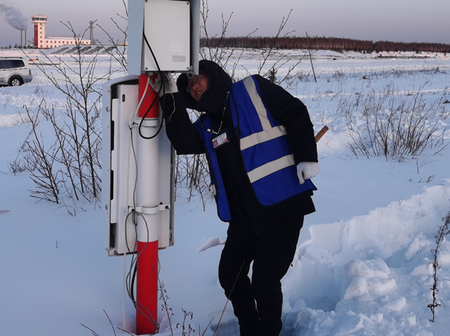 气象员修护仪器.