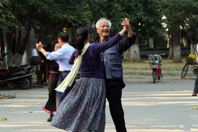 65岁退休老人几次相亲失败,他明白了,老年人婚恋如同交易_腾讯新闻