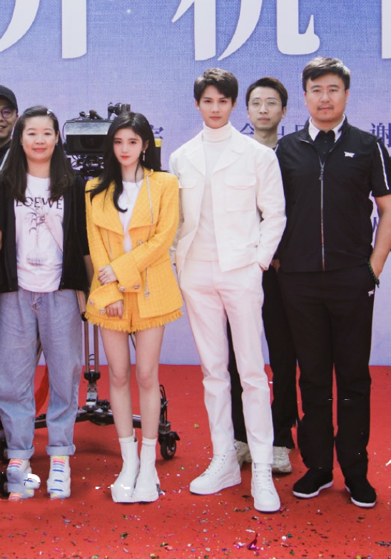 鞠婧祎真实身高再被质疑跟180郑业成同框是否说谎很显然