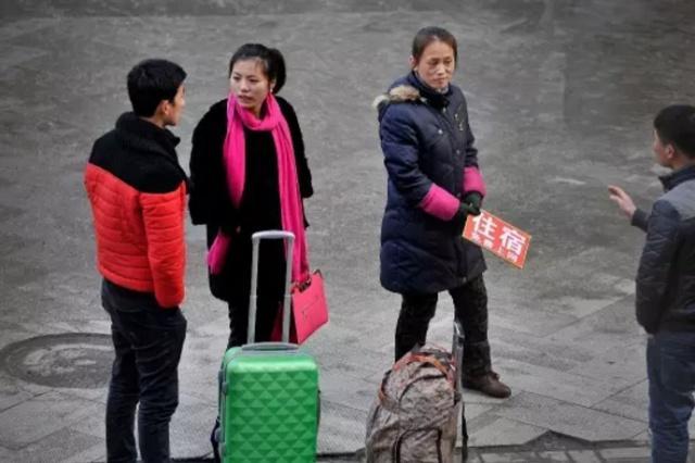 火车站热情的拉客大妈20元一晚的旅馆怎么样旅客直言难忘