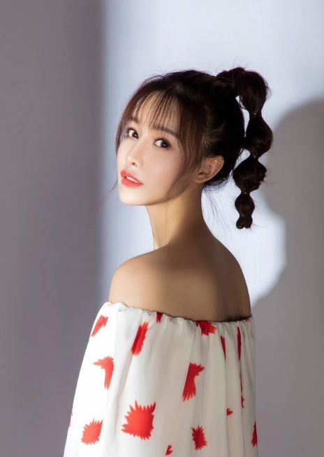 大家看一下这个演员高溜之前的一些照片,孙然不是那种很有标志性的