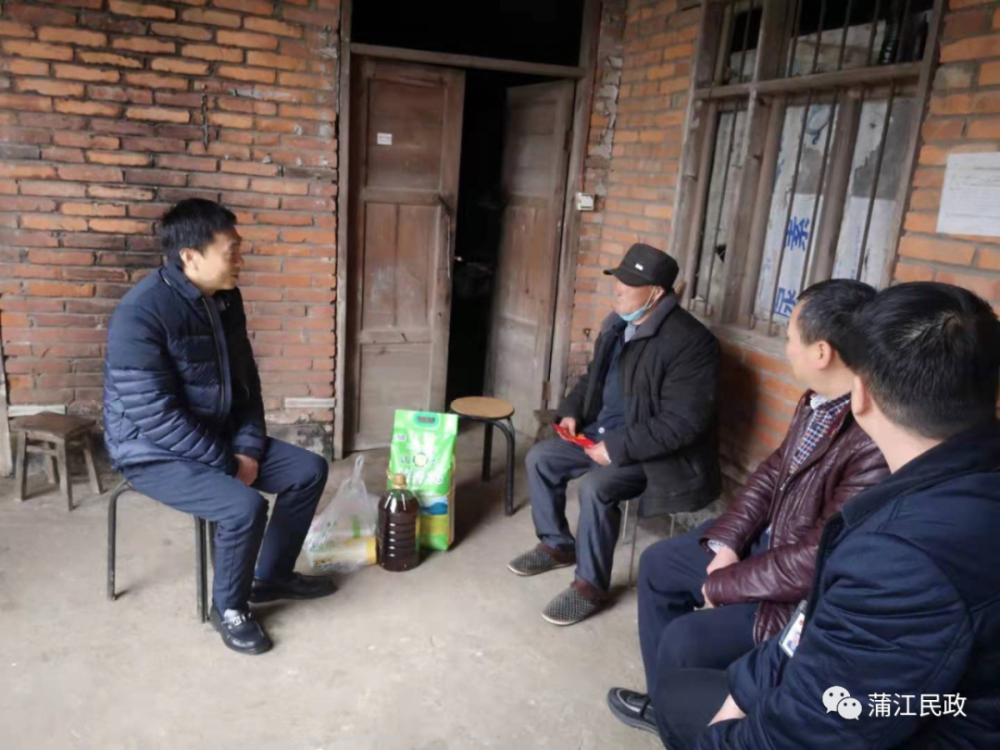 县委常委政法委书记朱军走访慰问特困老人