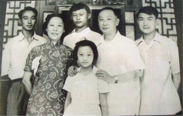 二,貌合神离当马连良第一次见到王慧茹的时候,他就觉得,王慧茹根本不